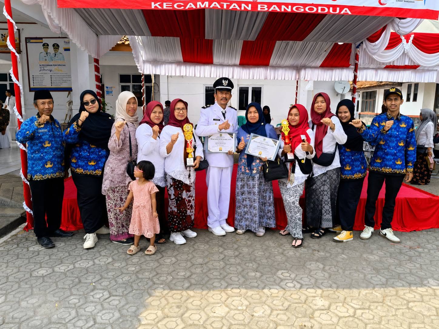 Pemdes Beduyut dan perwakilan kader PKK menghadiri Upacara Pengibaran Bendera Merah Putih dalam rangka HUT RI ke 81 di Halaman Kecamatan Bangodua